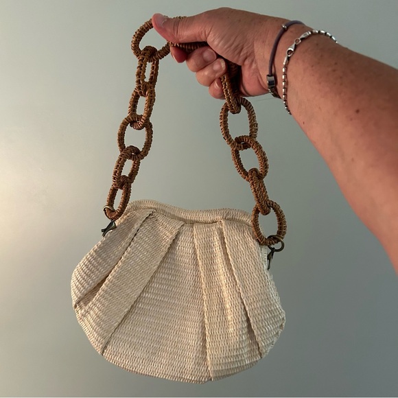Antik Kraft Pleated Shell Straw Clutch Purse. - Picture 3 of 13